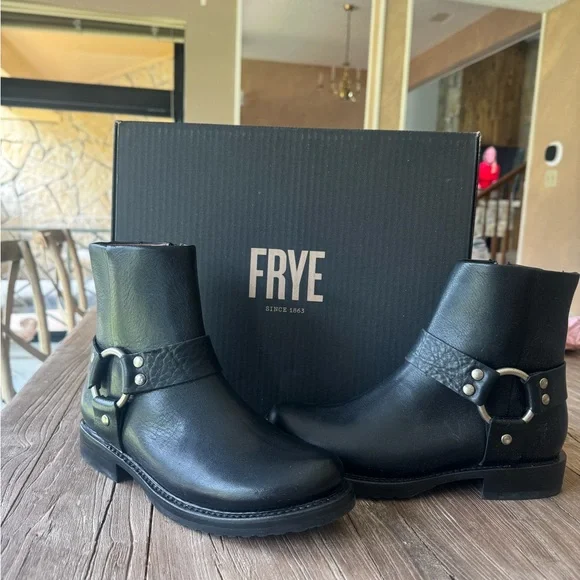 NIB Frye Veronica Harness Short Boots - Picture 2 of 6